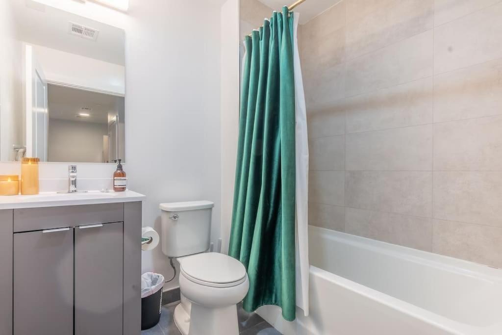 2 Bedroom 2 Bath Suite, Near American Dream And The Airport, Free Parking, King Bed And 2 Queen Beds, Washer And Dryer Orange Εξωτερικό φωτογραφία